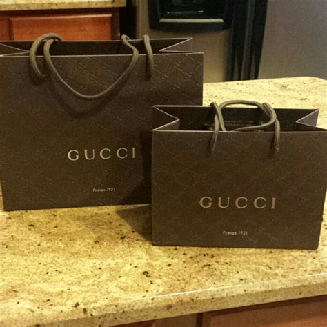 gucci tişört|Gucci shopping bag.